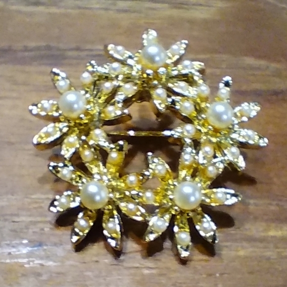 Vintage Gold Brooch With White Seed Beads, Faux Pearl Flowers, Star Patt… - Picture 3 of 7